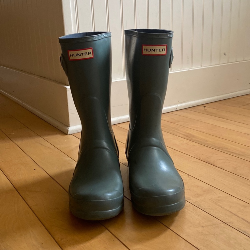 Hunters original short rain boot. Lightly worn. gray/blue color.